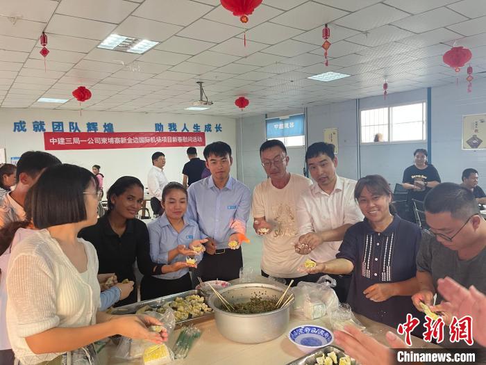 重庆时时彩：柬埔寨金边德崇国际机场建设者欢度中国龙年春节