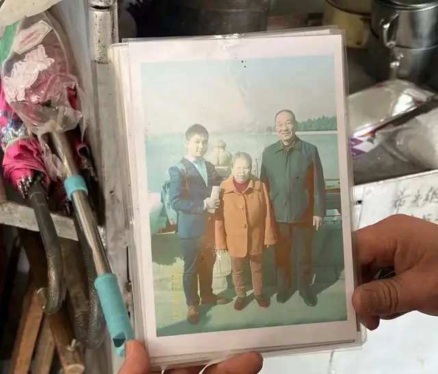 盛煌娱乐登录：留守村庄的老人，把宇宙写在墙上